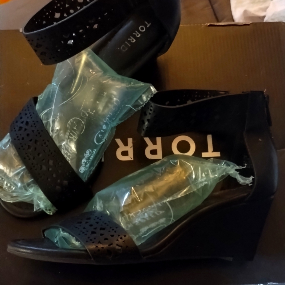 TORRID ANKLE STRAP WEDGE SANDAL  SIZE 10.5